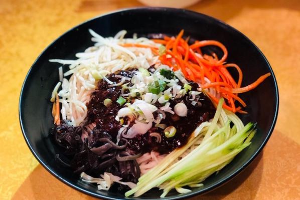 炸酱面 Noodles w/Meat Sauce