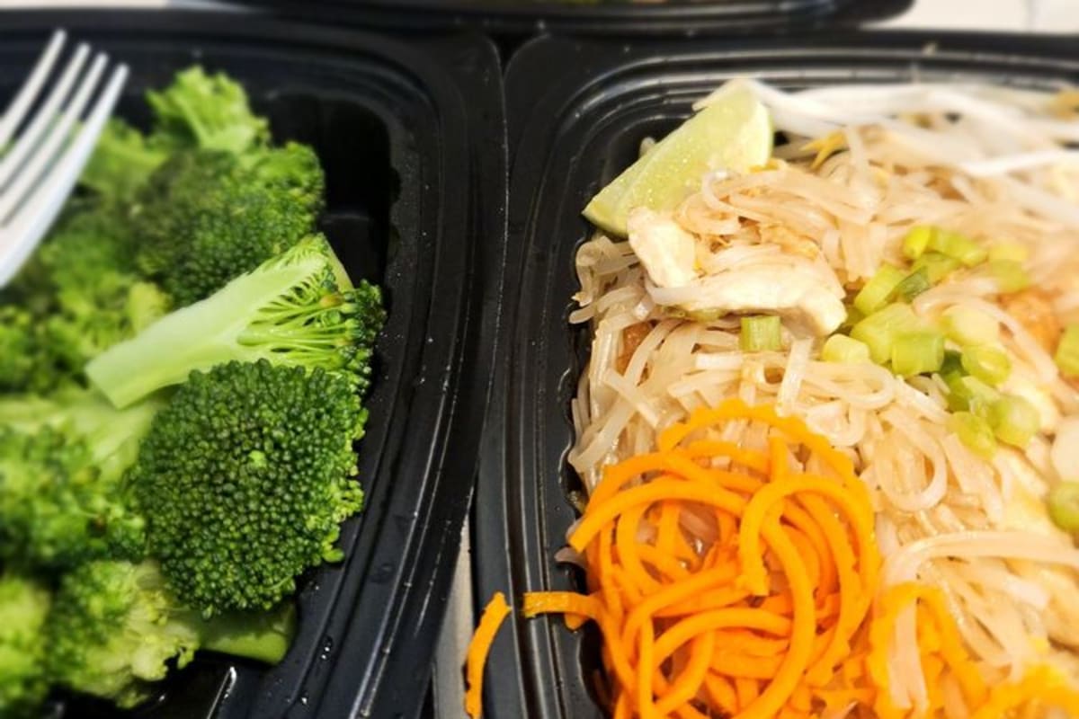 Thai Fusion Noodles Inc Delivery Menu Order Online 4477 W Lawrence