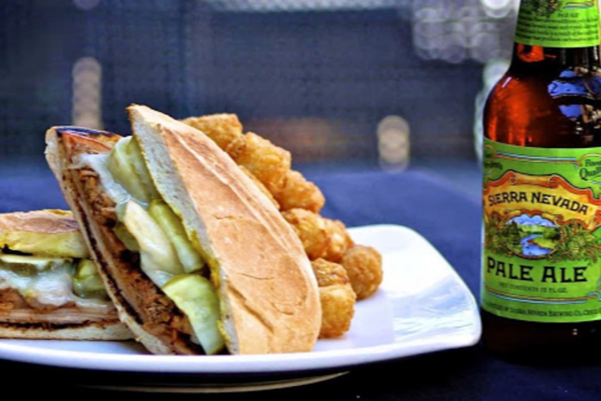 Gaslight Bar & Grille Delivery Menu Order Online 2450 N Clark St