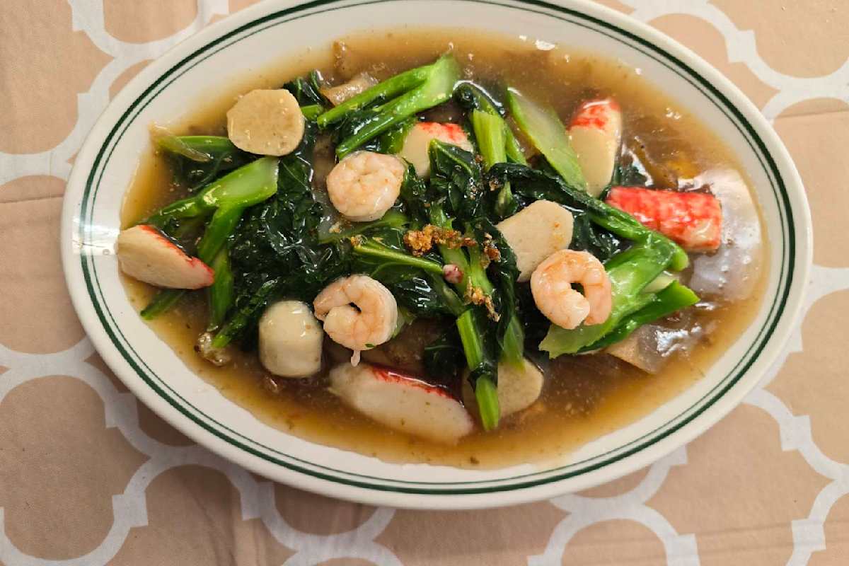 Hongthong Hongthong Kitchen Delivery Menu | Order Online | 2830 N Beach St Fort ...