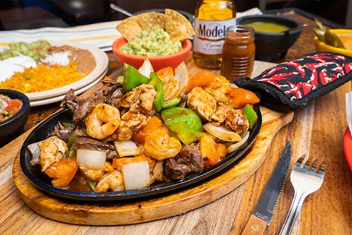 Bellos Restaurant Of Elgin Delivery Menu Order Online 1315 Lillian