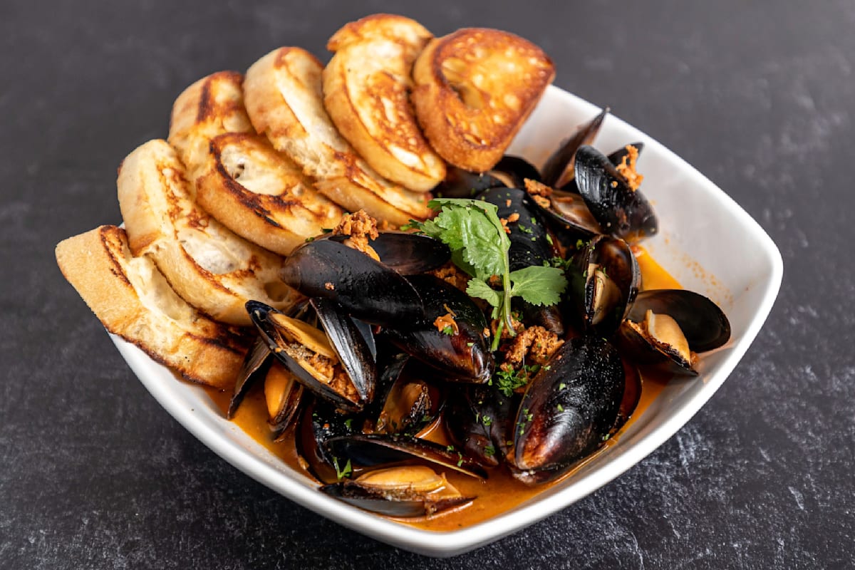 The Lion's Den RVA Delivery Menu Order Online 700 Dawn St Richmond