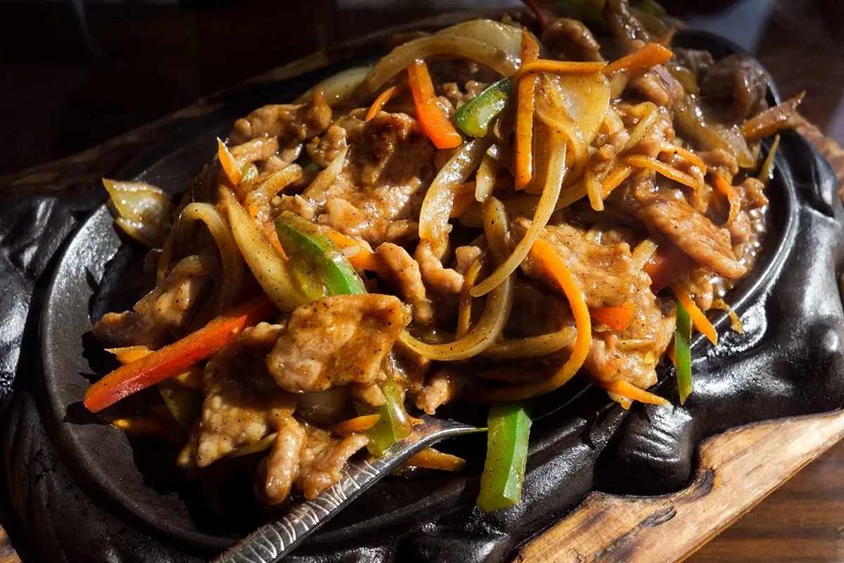 Luke's Inn Luke's Inn Delivery Menu | Order Online | 650 Metacom Ave Warren | Grubhub