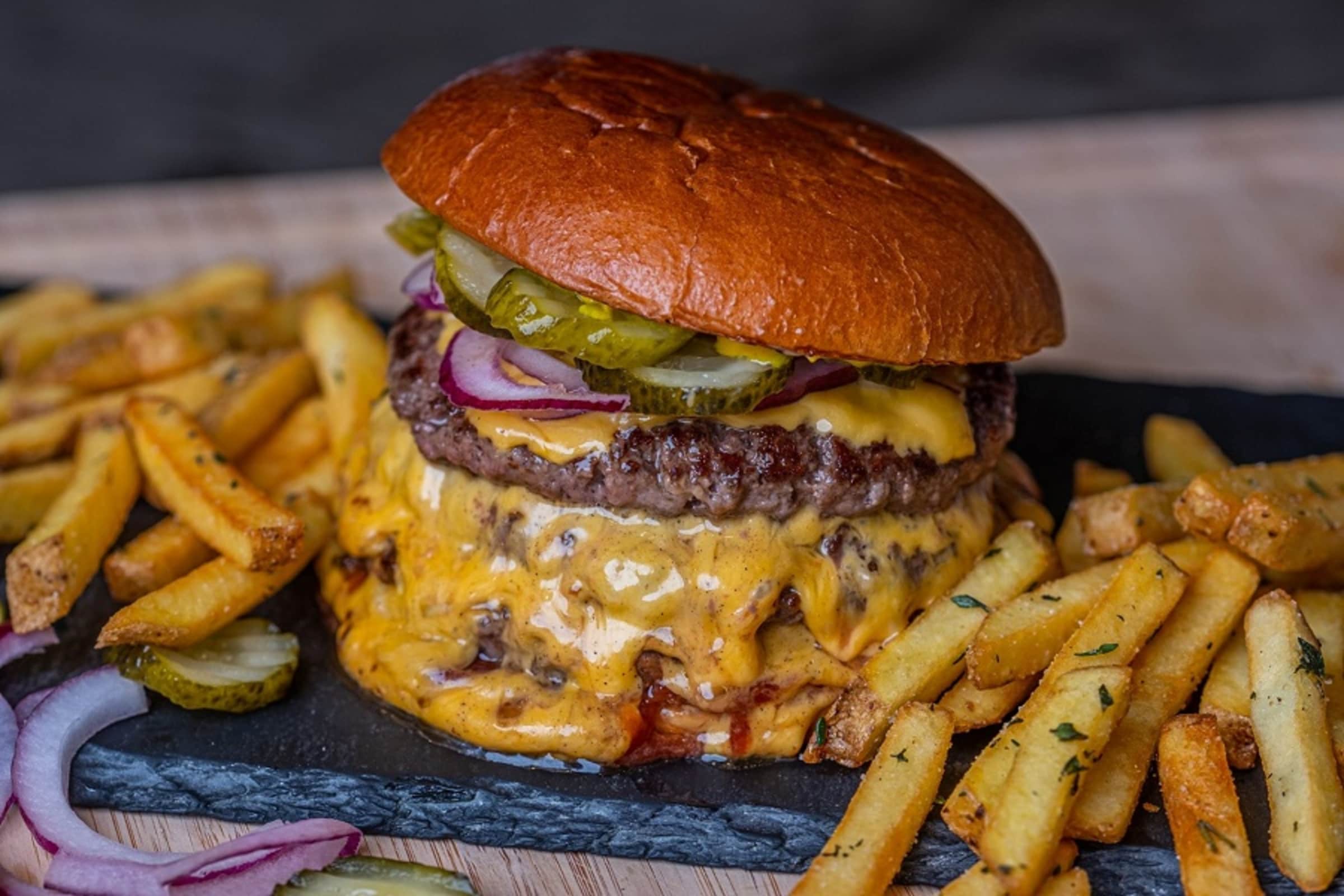 сочный бургер чикаго. американские бургеры. Well burger. бургер неряха джо. сочный гамбургер.