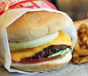 Petey's Burger - Hamburger Restaurant in Queens