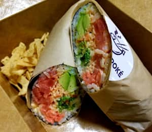 Sushi Pocket!🍣🍱🥢 If you remember this wrap hack, you know it's just as  genius with sushi😍 you can fill it with anything, but I chose…