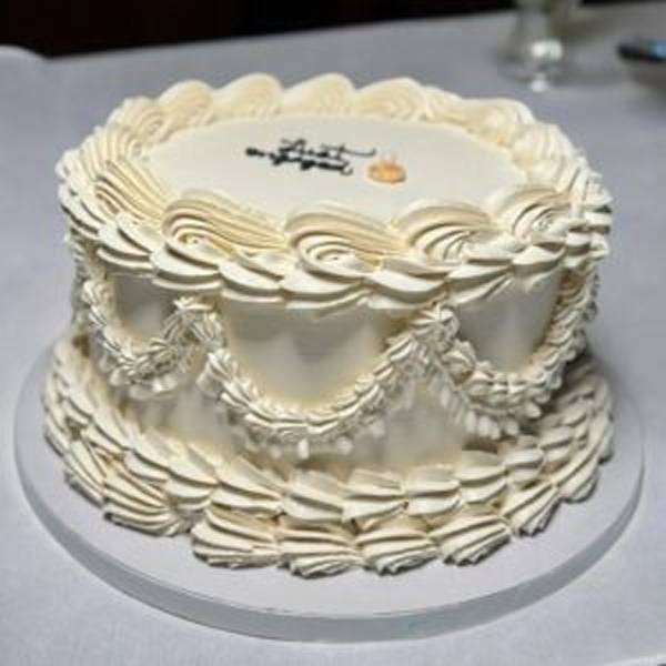 Anniversary Cake – Classic Elegance