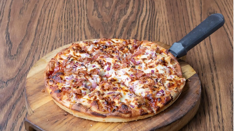 Order Sweet BBQ Chicken Pizza food online from Fowl Play Tenders & Wings store, Cleveland on bringmethat.com
