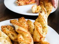 Round Table Pizza Lake Oswego Delivery 16444 Boones Ferry Rd Lake Oswego Order Online With Grubhub
