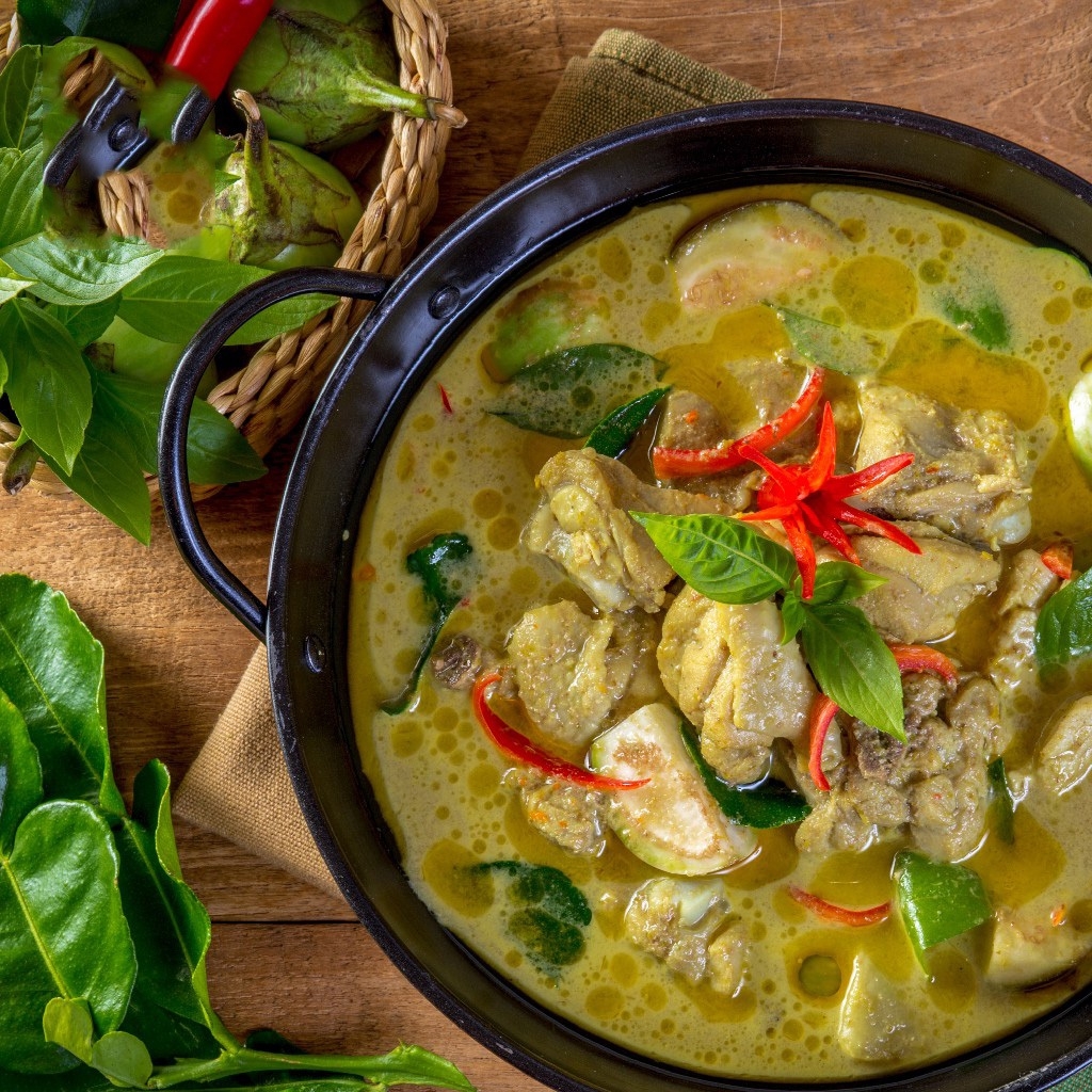 Order 39. Green Curry food online from 3 Seasons Thai Bistro store, Oakland on bringmethat.com