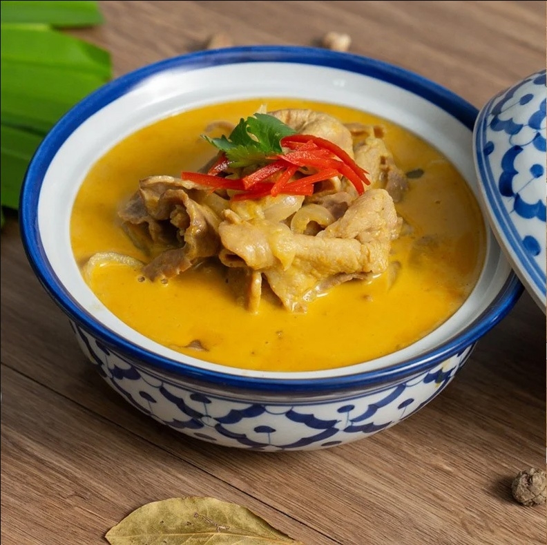 Order 40. Yellow Curry food online from 3 Seasons Thai Bistro store, Oakland on bringmethat.com