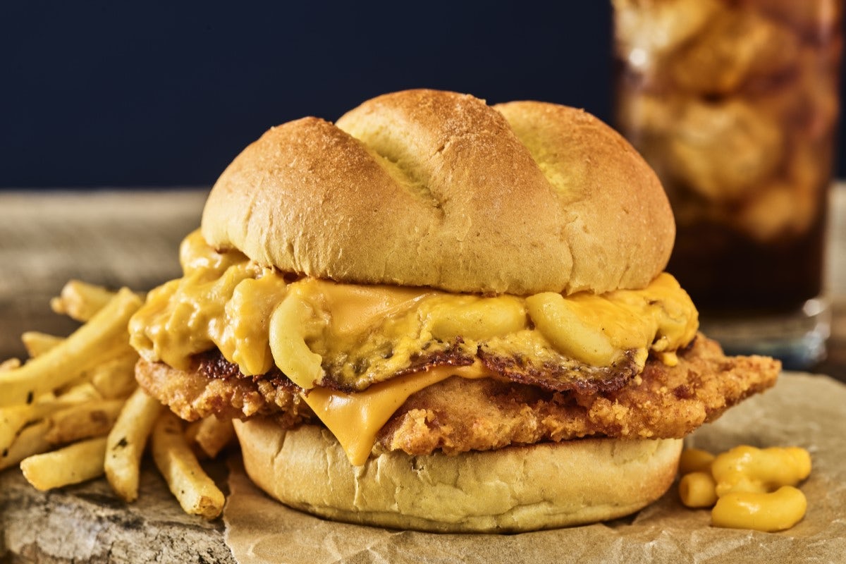 Order S'MAC & CHEESE CRISPY CHICKEN SANDWICH food online from Smashburger store, Wantagh on bringmethat.com