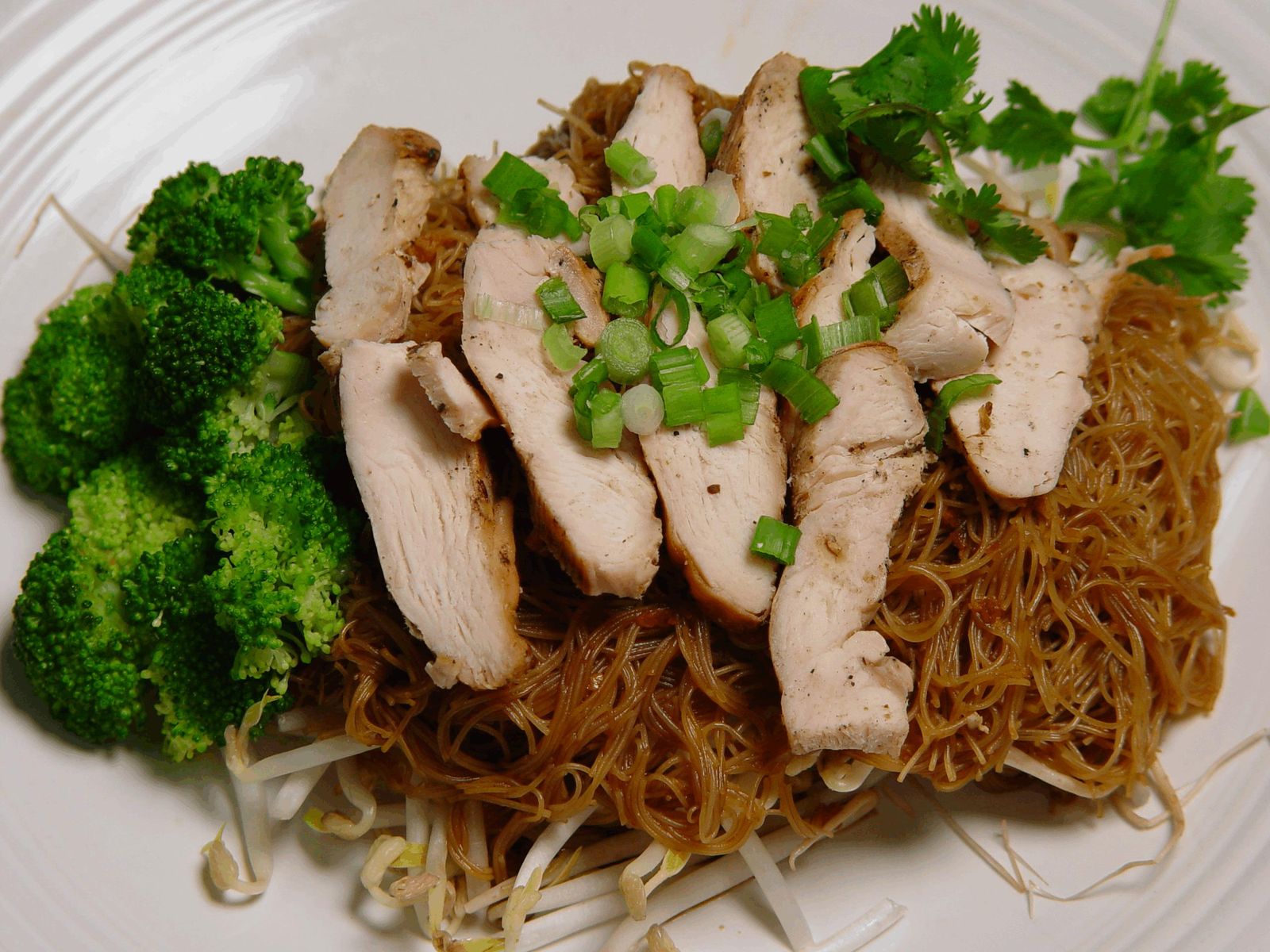Order Sen Mee Chicken food online from Racha Thai store, Seattle on bringmethat.com