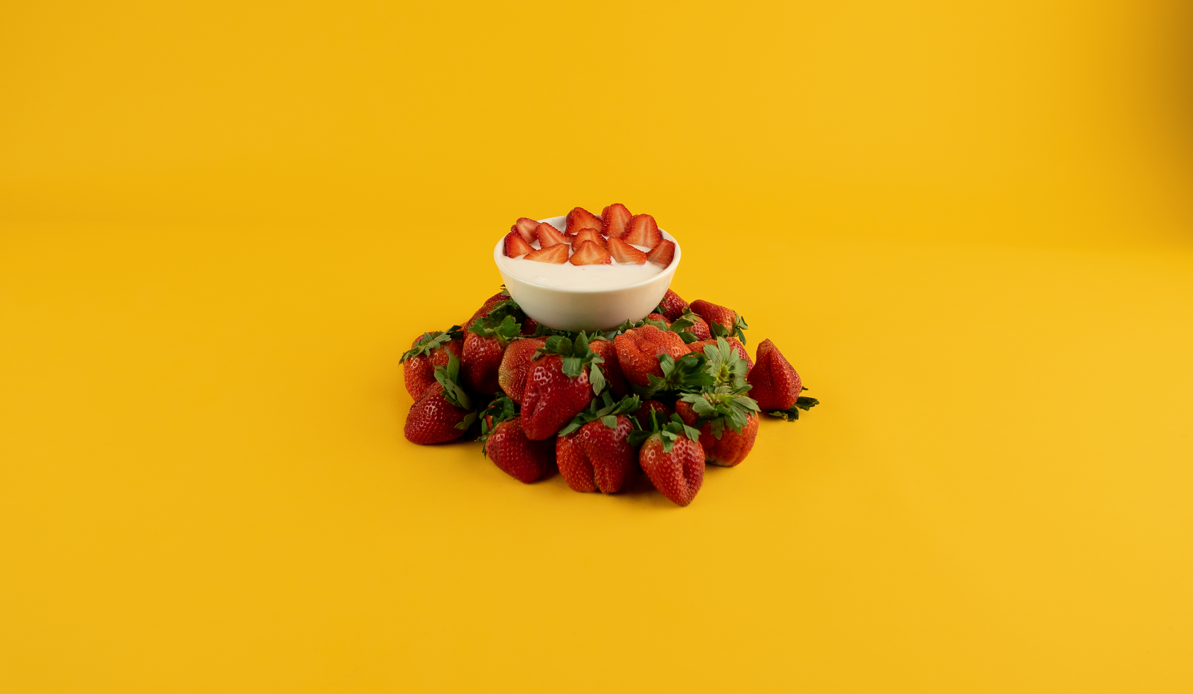 Order 12 oz. Fresas con Crema food online from Mayas Snack Bar store, Queens on bringmethat.com