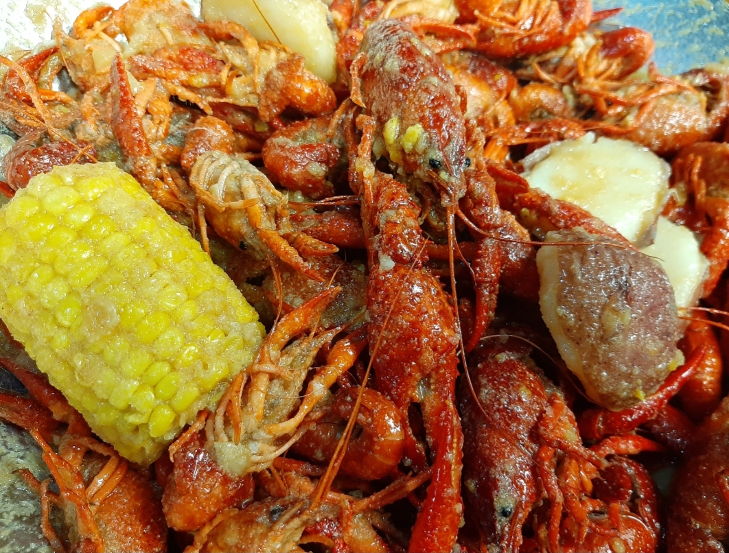 Order Crawfish (2lbs LIVE) food online from Em Kajun Asian Cuisine store, Haltom City on bringmethat.com