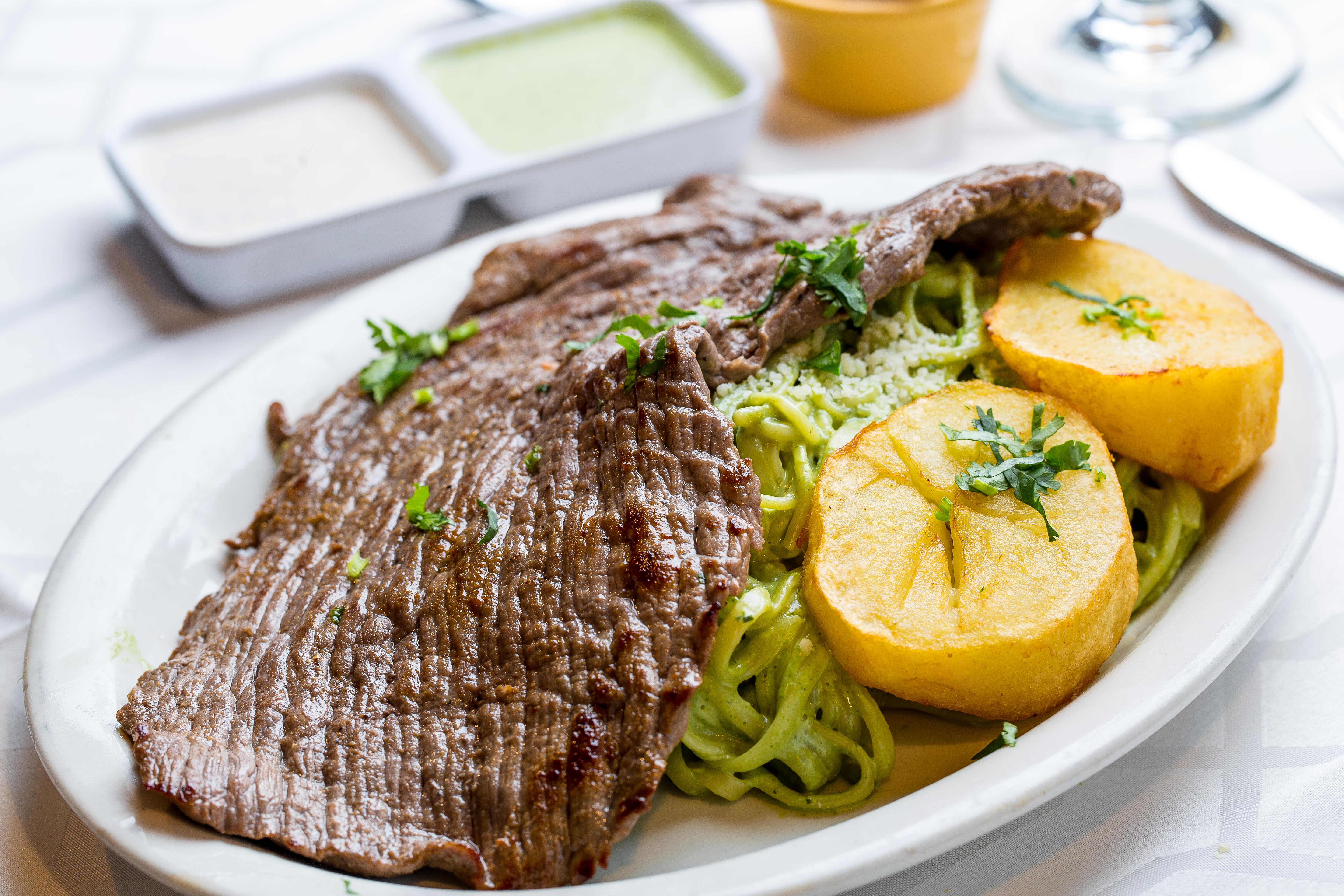 Order Tallarin Verde con Bistec food online from Riko Peruvian Cuisine store, Queens on bringmethat.com