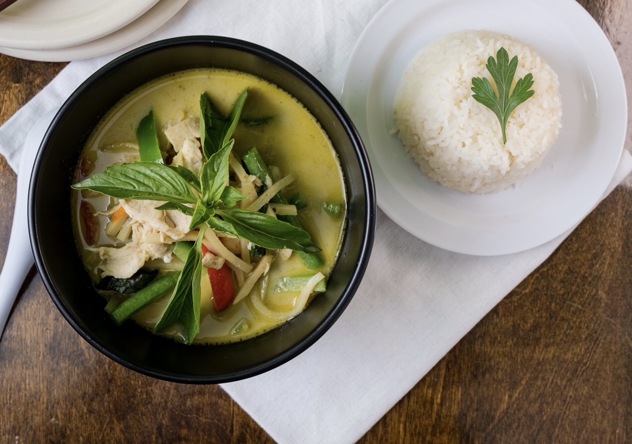 Order C1. Green Curry food online from Lum Dee Thai Cuisine store, Brooklyn on bringmethat.com