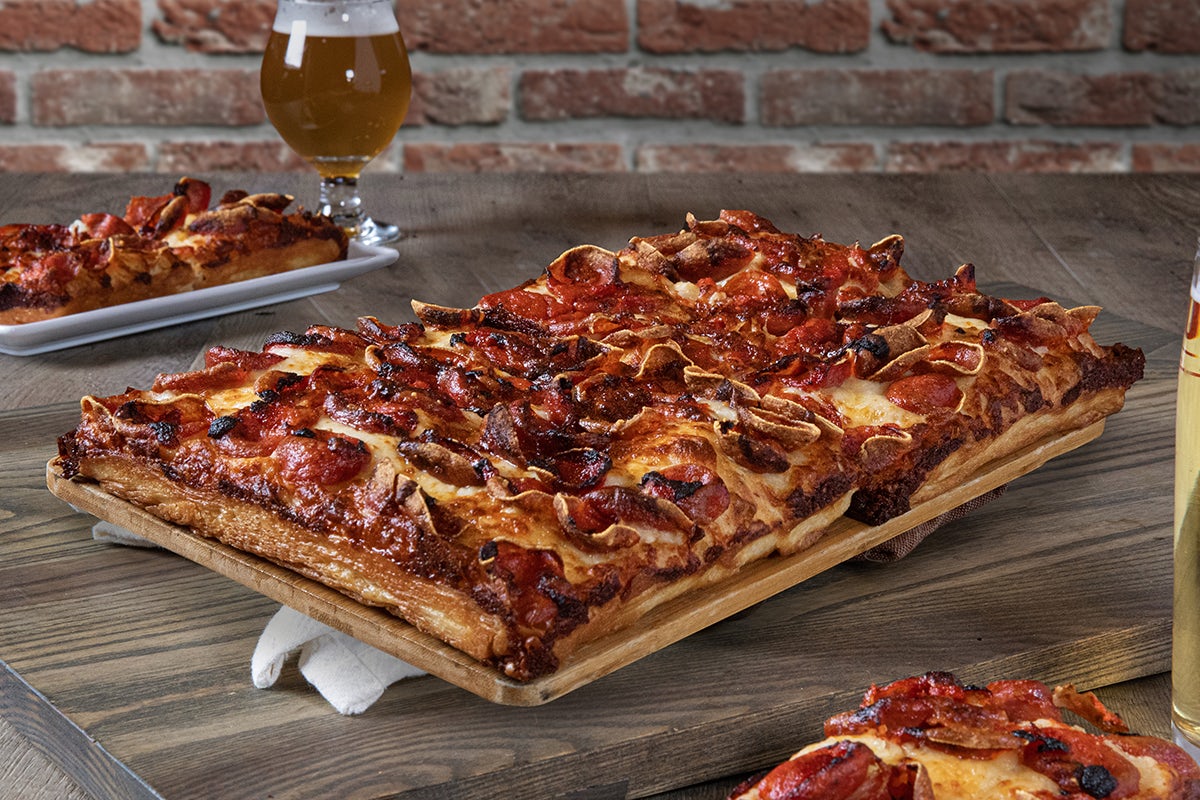 Order THE PEPPERONI food online from Old Chicago 66 store, Lakewood on bringmethat.com